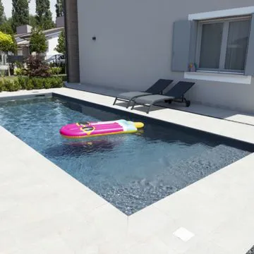 Piscina con gommone rosa