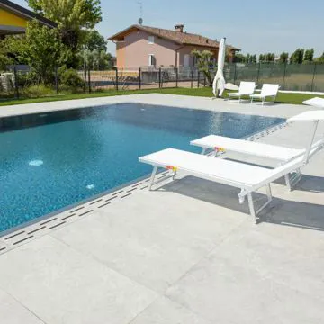 piscina con sdraio