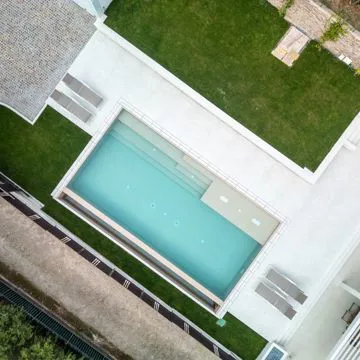 piscina con lato a cascata