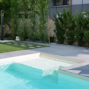 piscina con telo bianco