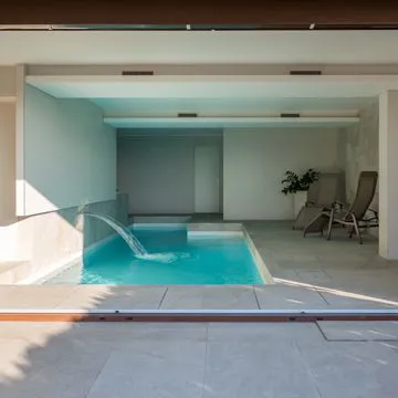 PISCINA DENTRO CASA
